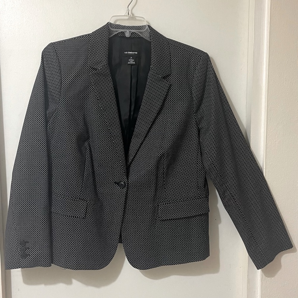 Elegant Liz Claiborne black and white blazer in size XL.